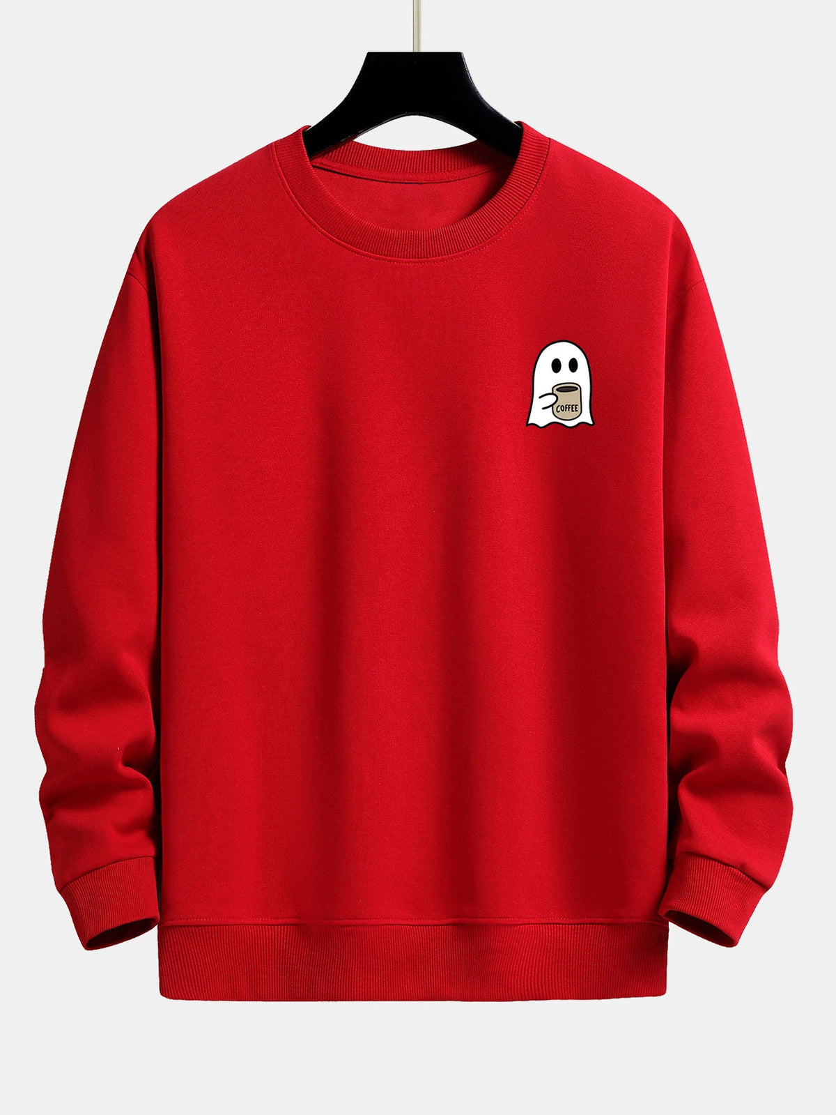 Gemütlicher Sweatshirt mit Geisterdruck beim Kaffeetrinken
