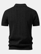 Gestreiftes Leinen-Polo mit offenem Strick und gerade geschnittene Leinenhose