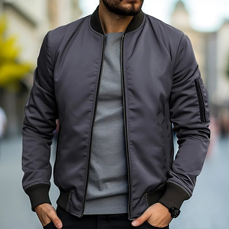 "Brenner™ | Herren Leichte Bomberjacke" could be rewritten as "Brenner™ | Herren Leichte Bomberjacke für Stil und Komfort".