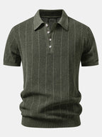 Gestreiftes Leinen-Polo mit offenem Strick und gerade geschnittene Leinenhose