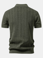 Gestreiftes Leinen-Polo mit offenem Strick und gerade geschnittene Leinenhose