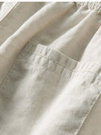 Gestreiftes V-Ausschnitt Polo mit Gehäkeltem Design & Gerade geschnittene Leinenhose