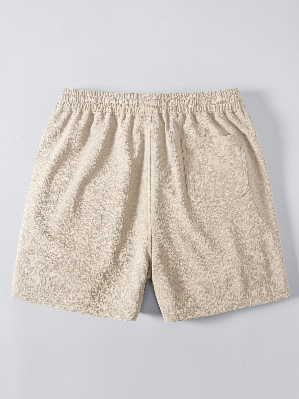 Gestreiftes Polo mit V-Ausschnitt und Gekreppten Shorts mit Kordelzug – 5 Zoll