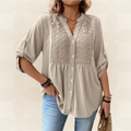Renate – V-Ausschnitt Bluse mit Knopfdetails
