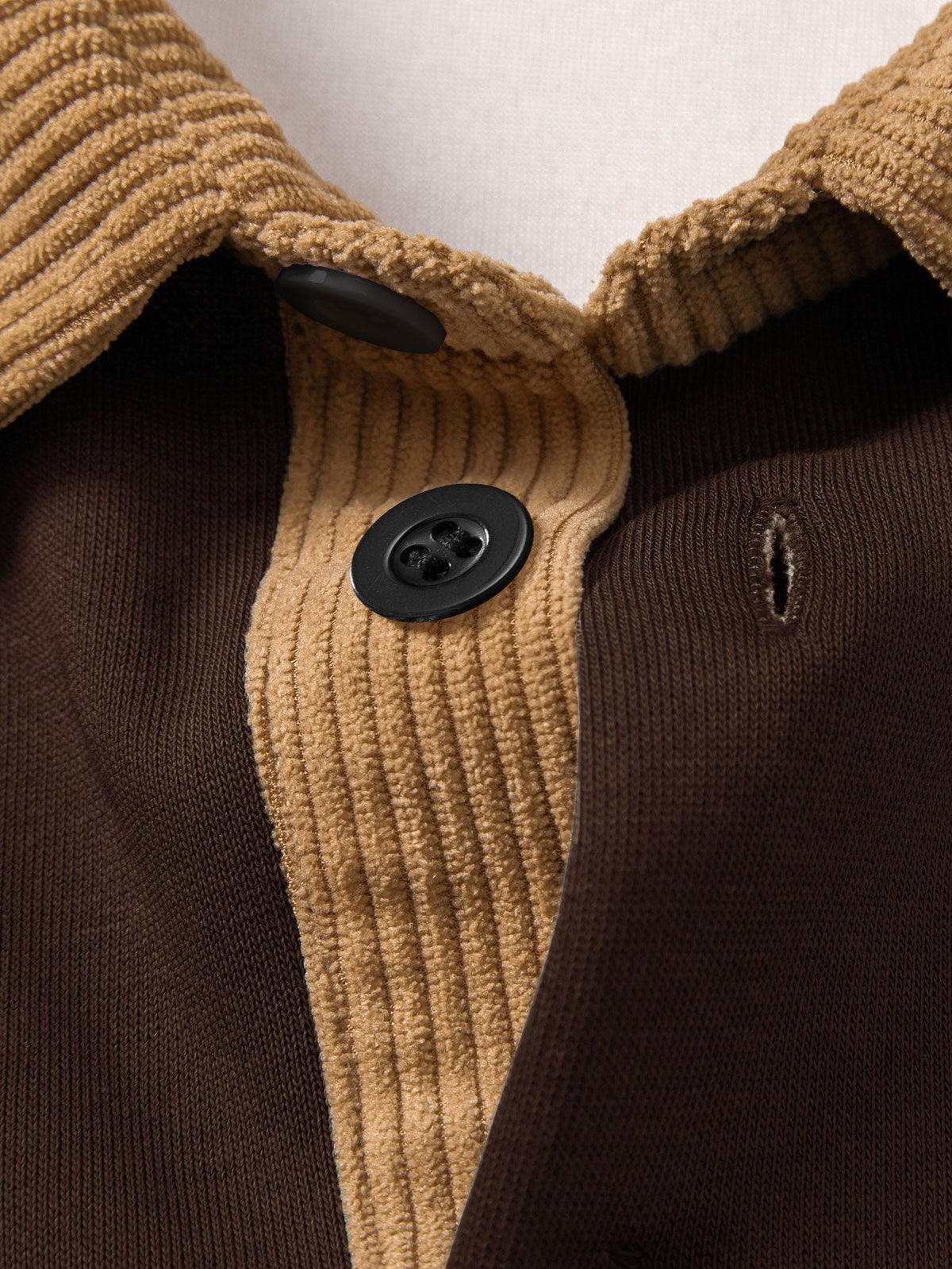 Entspanntes Herren Sweatshirt mit Kontrast-Polo-Kragen und Print aus Corduroy