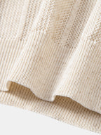 Gestreiftes Leinen-Polo mit offenem Strick und gerade geschnittene Leinenhose