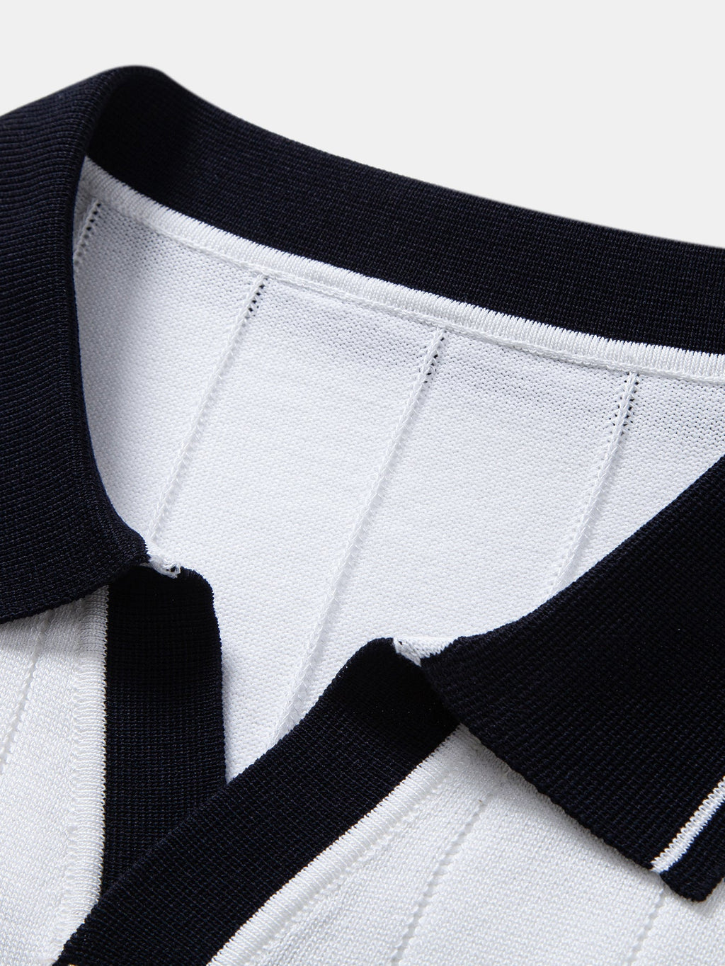 Rippstrick-Polo mit Johnny-Kragen und kontrastierenden Akzenten & figurbetonter tapered Hose