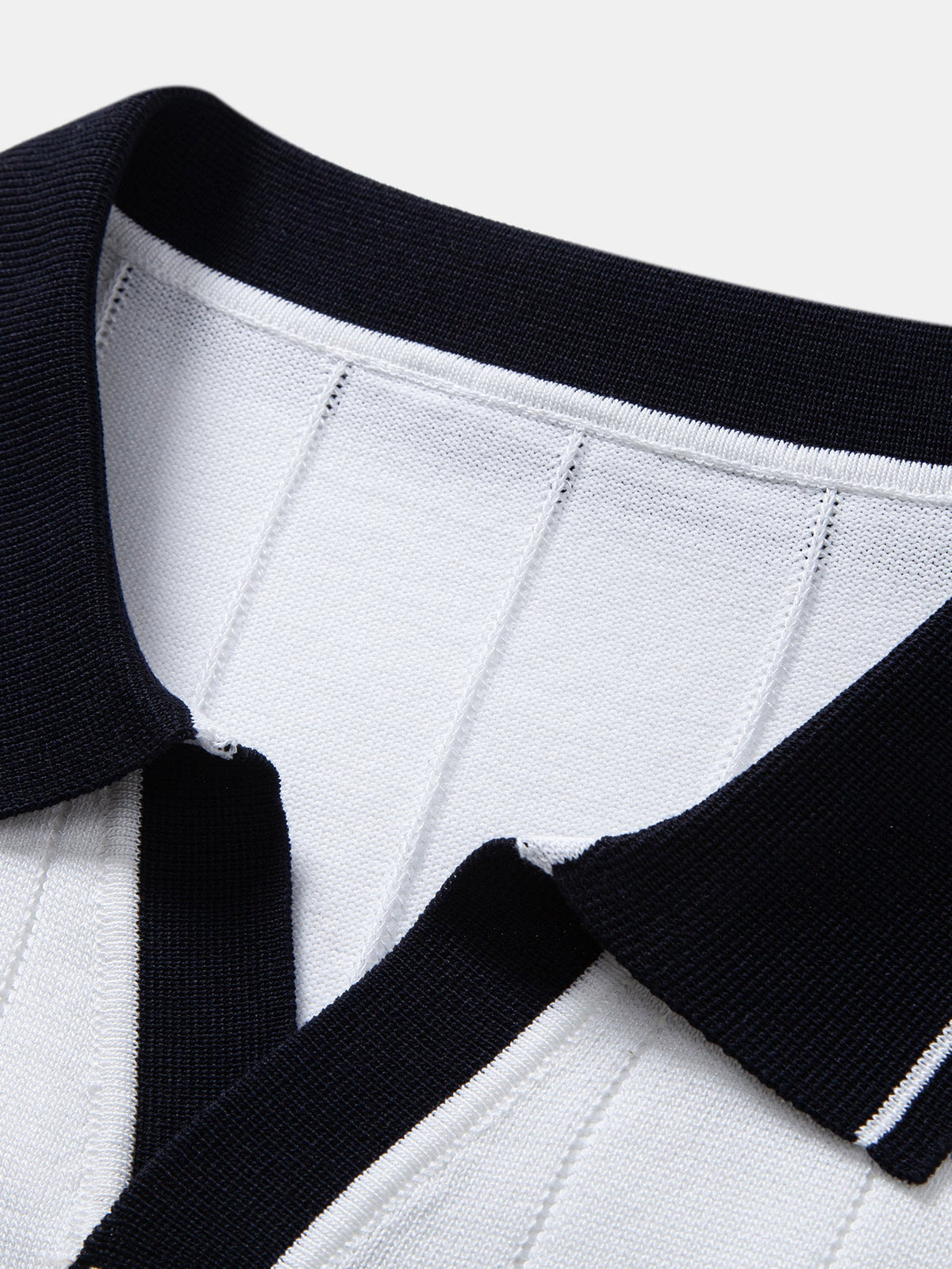 Rippstrick-Polo mit Johnny-Kragen und kontrastierenden Akzenten & figurbetonter tapered Hose