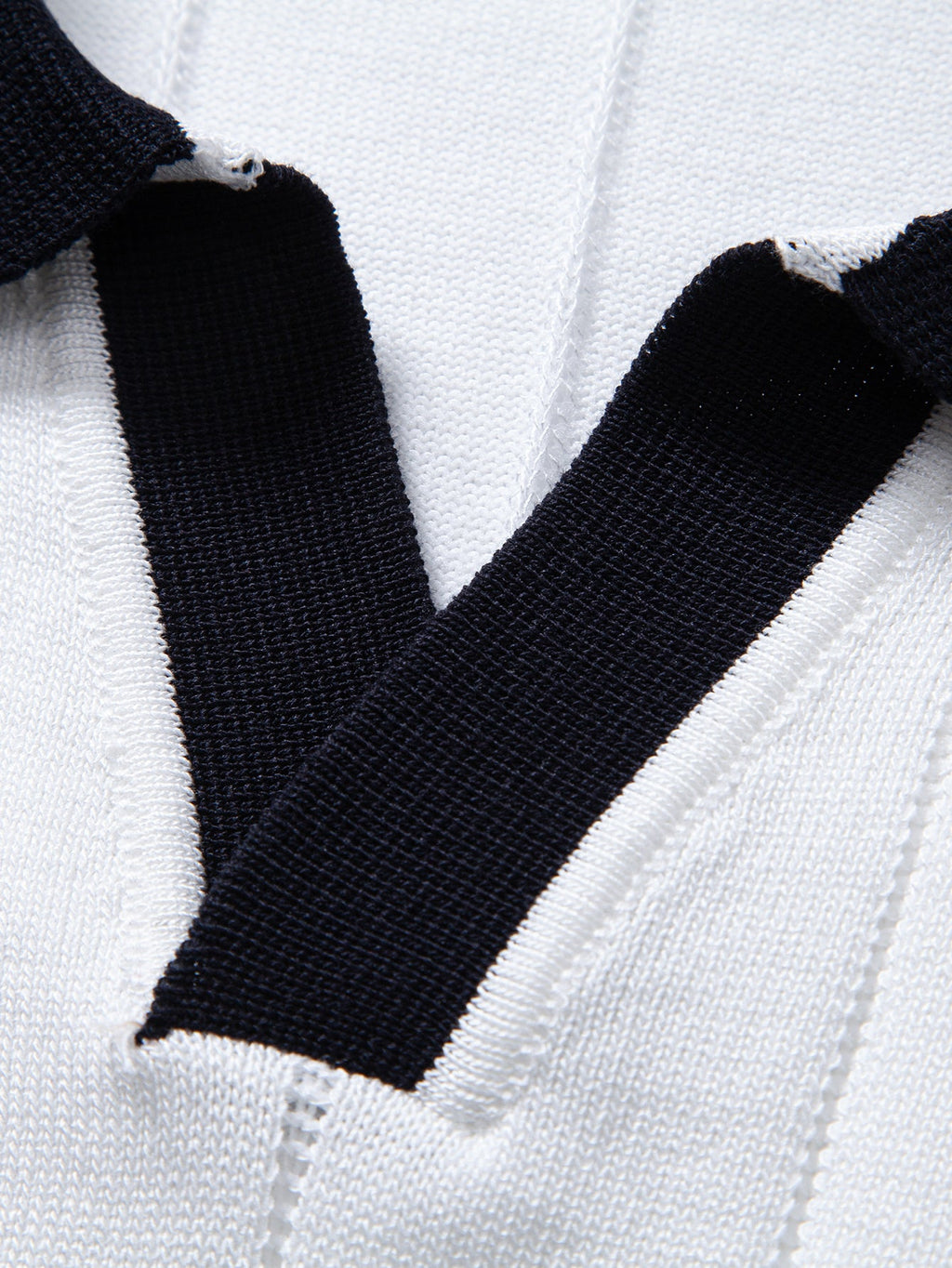 Rippstrick-Polo mit Johnny-Kragen und kontrastierenden Akzenten & figurbetonter tapered Hose