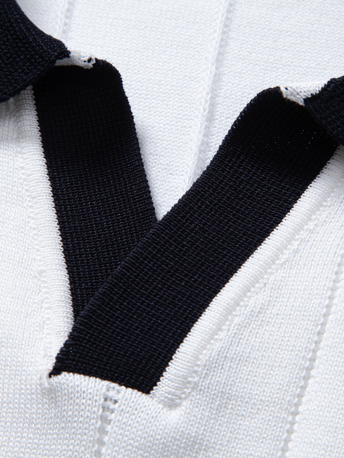 Rippstrick-Polo mit Johnny-Kragen und kontrastierenden Akzenten & figurbetonter tapered Hose
