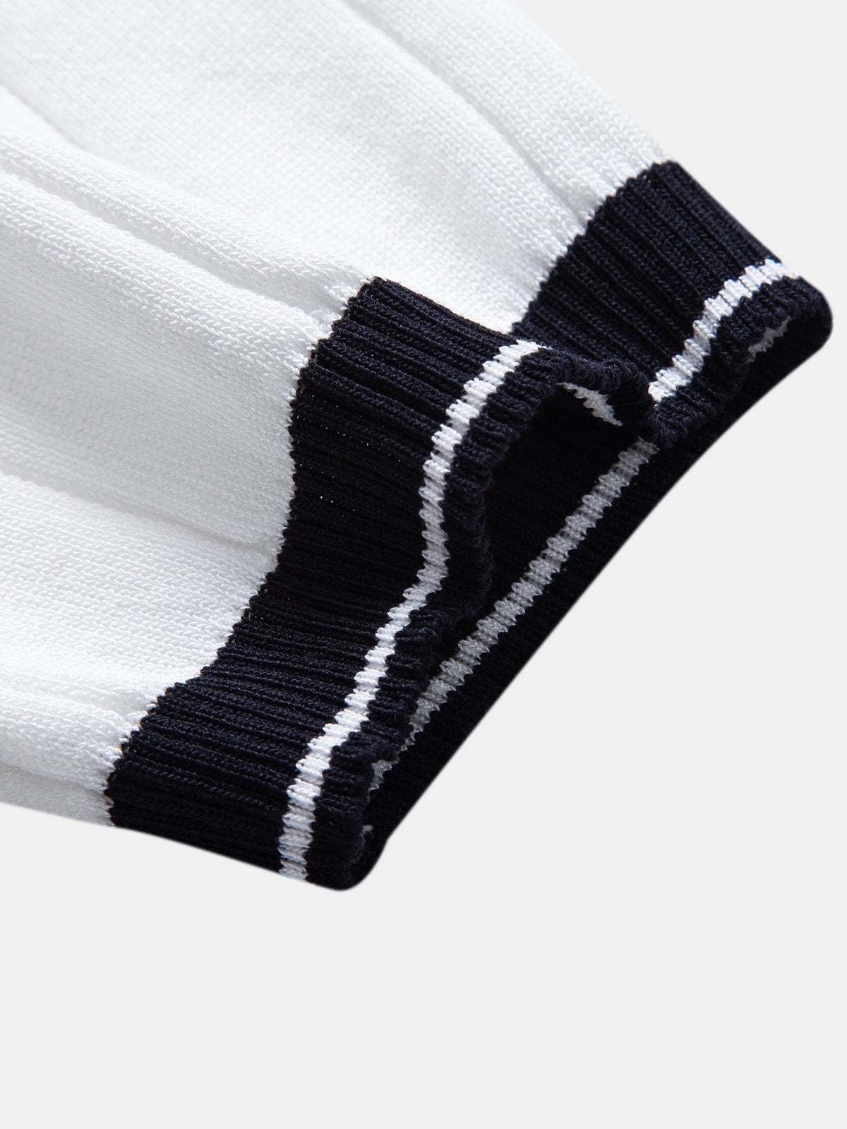 Rippstrick-Polo mit Johnny-Kragen und kontrastierenden Akzenten & figurbetonter tapered Hose