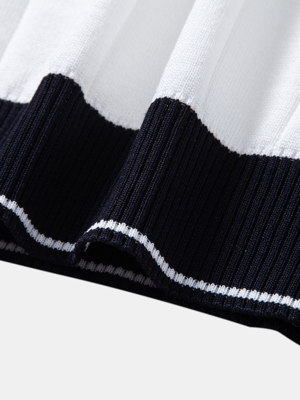 Rippstrick-Polo mit Johnny-Kragen und kontrastierenden Akzenten & figurbetonter tapered Hose