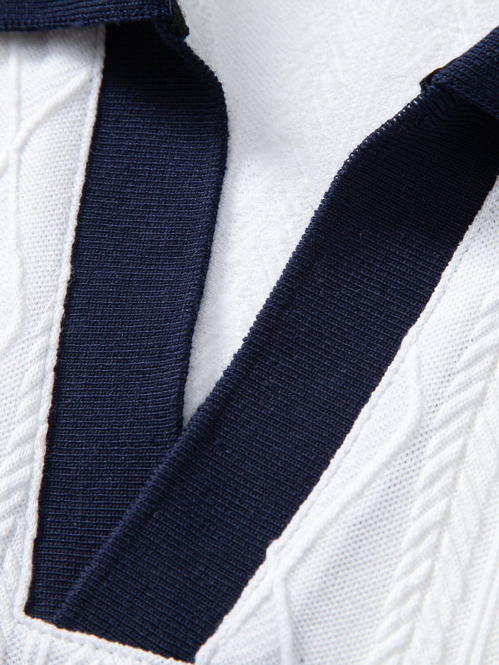 Polo mit geometrischem Jacquardmuster und Slim Fit Hose in schmaler Passform