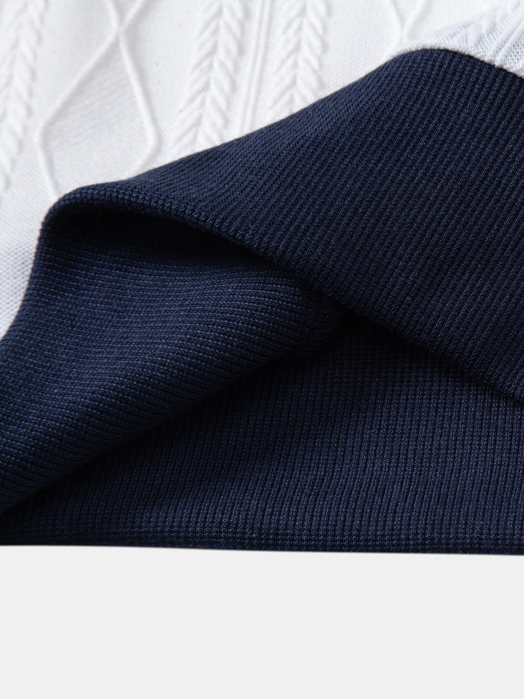 Polo mit geometrischem Jacquardmuster und Slim Fit Hose in schmaler Passform