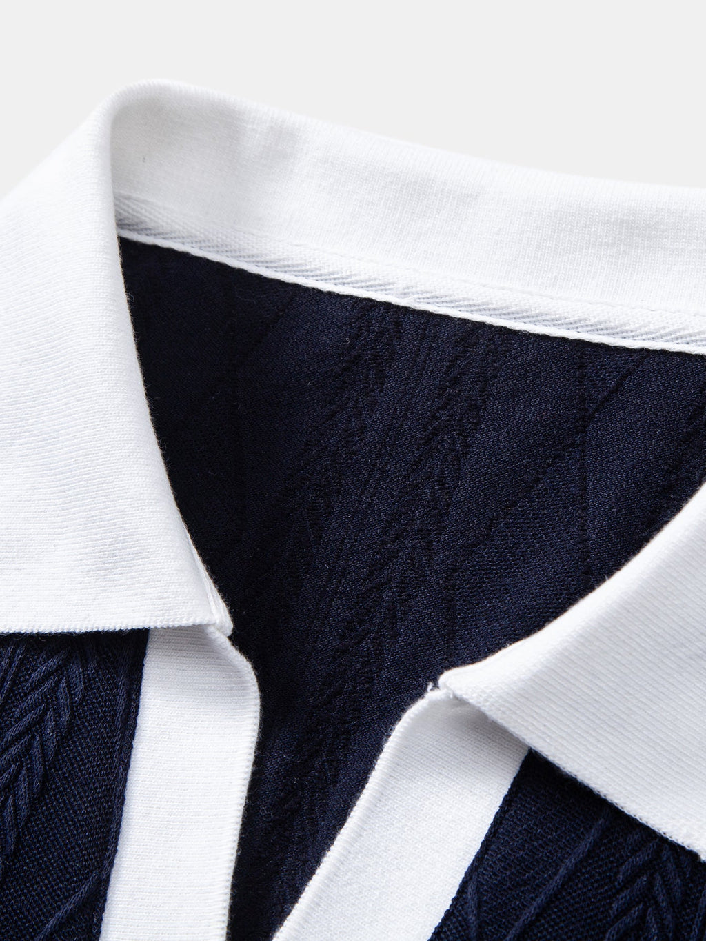 Polo mit geometrischem Jacquardmuster und Slim Fit Hose in schmaler Passform