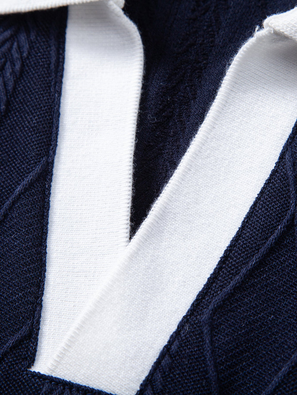 Polo mit geometrischem Jacquardmuster und Slim Fit Hose in schmaler Passform