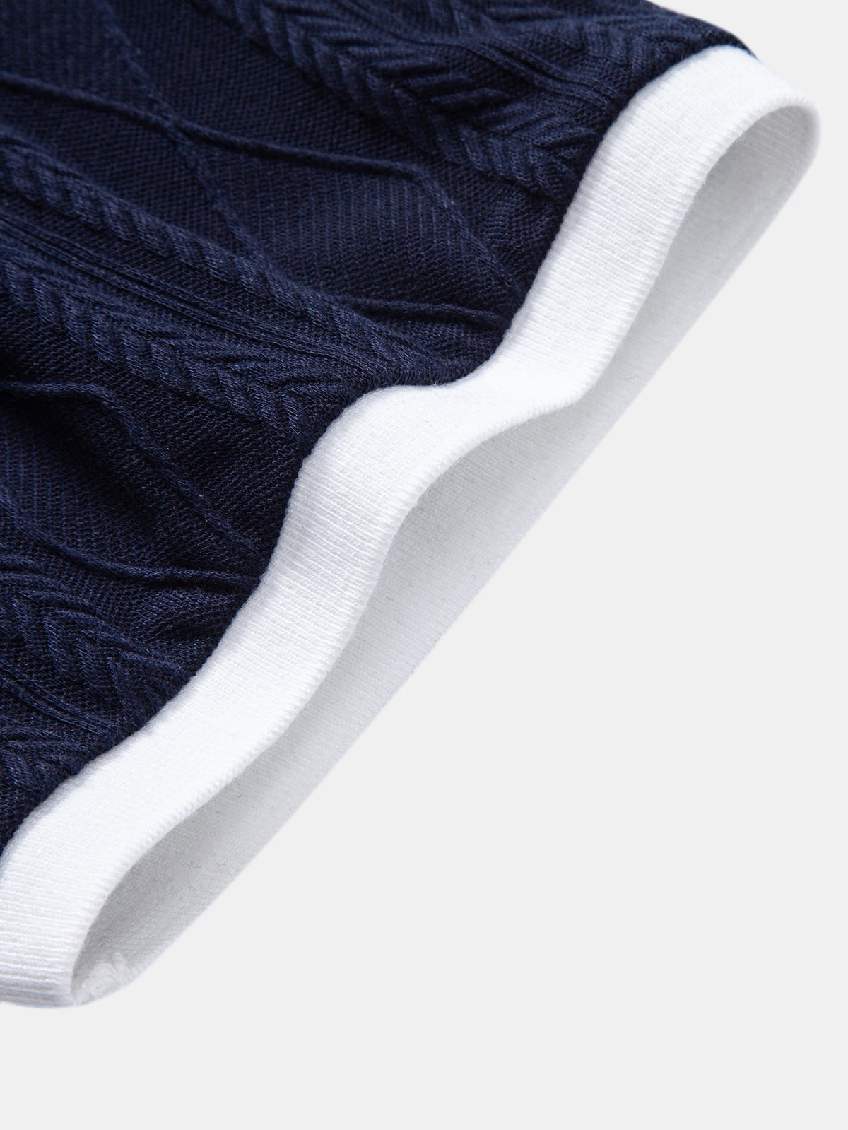 Polo mit geometrischem Jacquardmuster und Slim Fit Hose in schmaler Passform