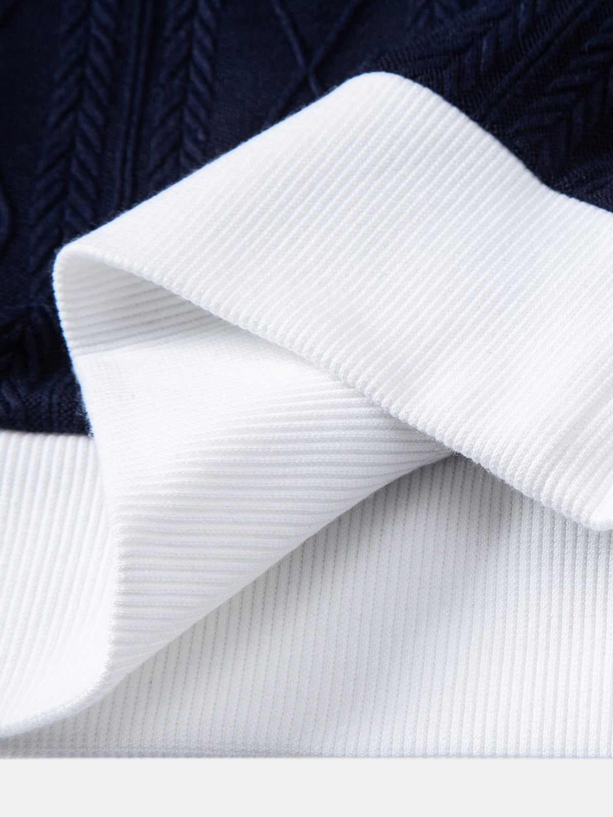 Polo mit geometrischem Jacquardmuster und Slim Fit Hose in schmaler Passform