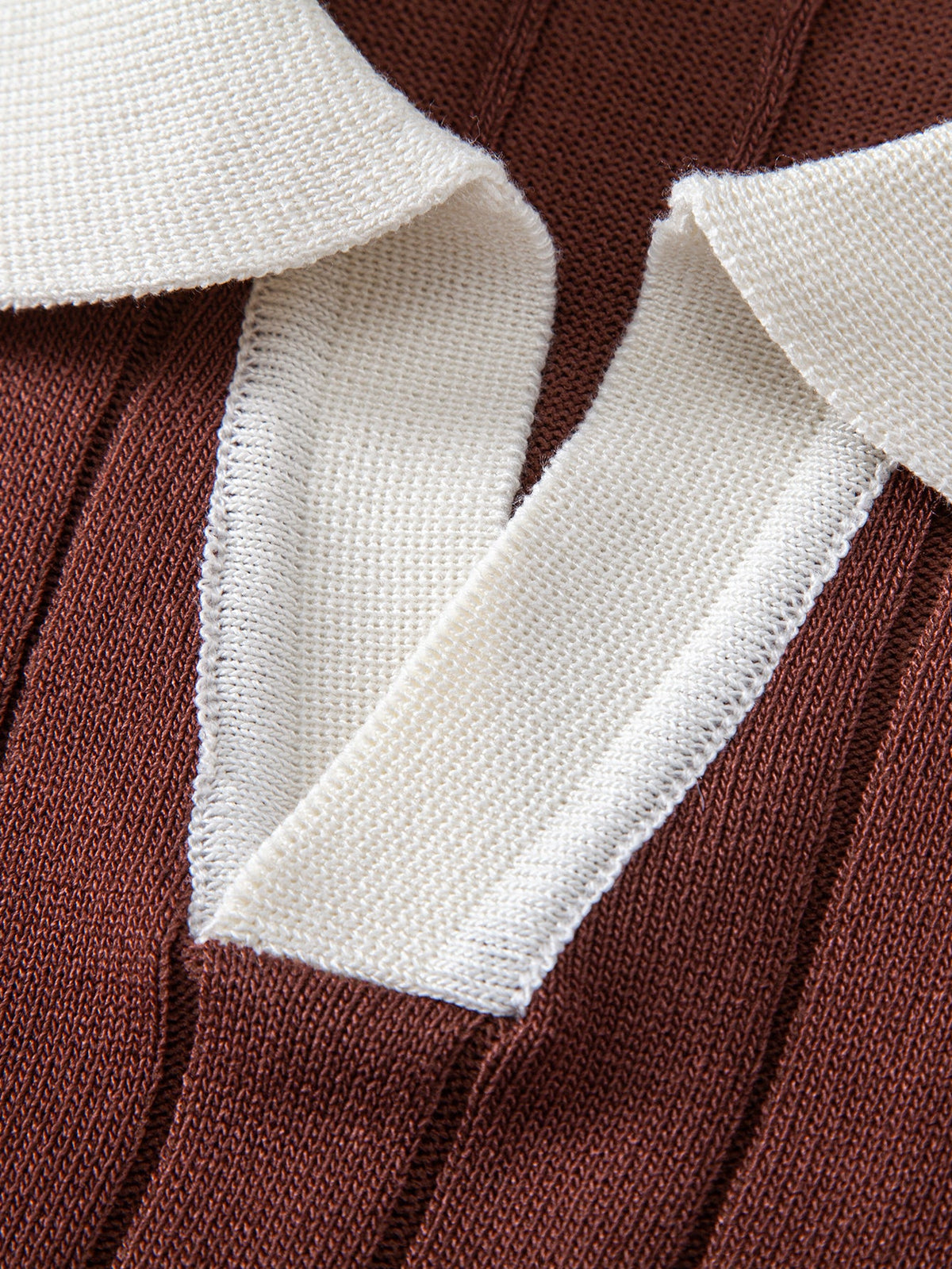 Kontrastbiesen Polo mit Johnny-Kragen & Slim Fit Tapered Hose