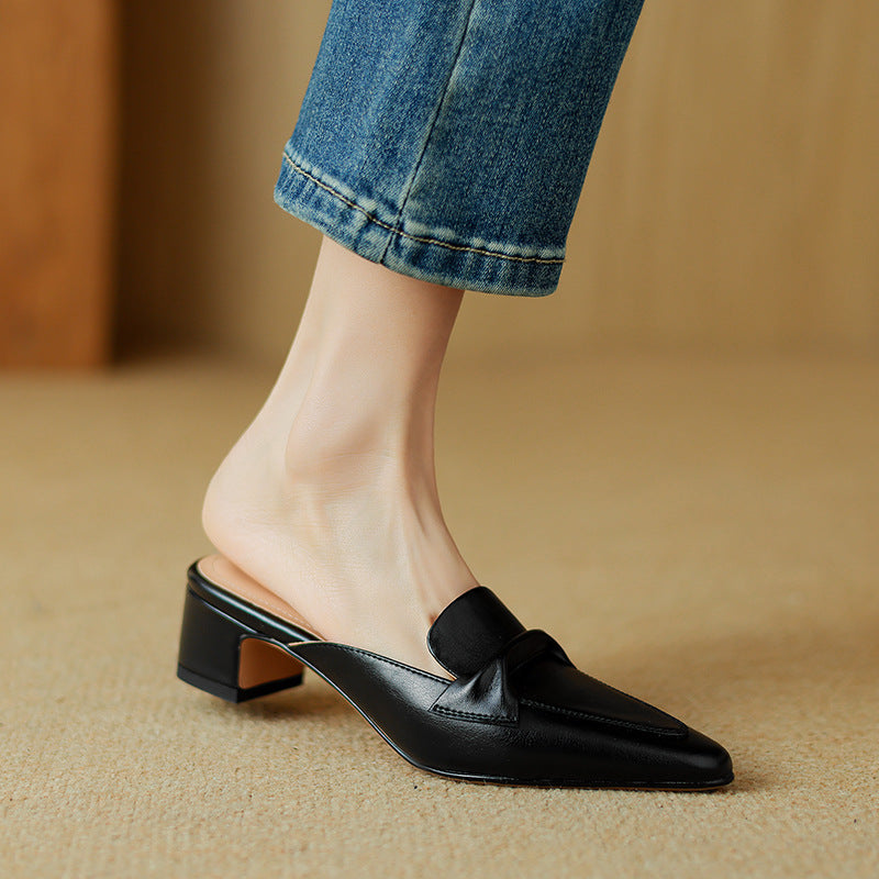 Marloe Spitz zulaufende Leder-Mules" could be rewritten as "Marloe Leder-Mules mit spitz zulaufendem Design.