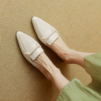Marloe Spitz zulaufende Leder-Mules" could be rewritten as "Marloe Leder-Mules mit spitz zulaufendem Design.