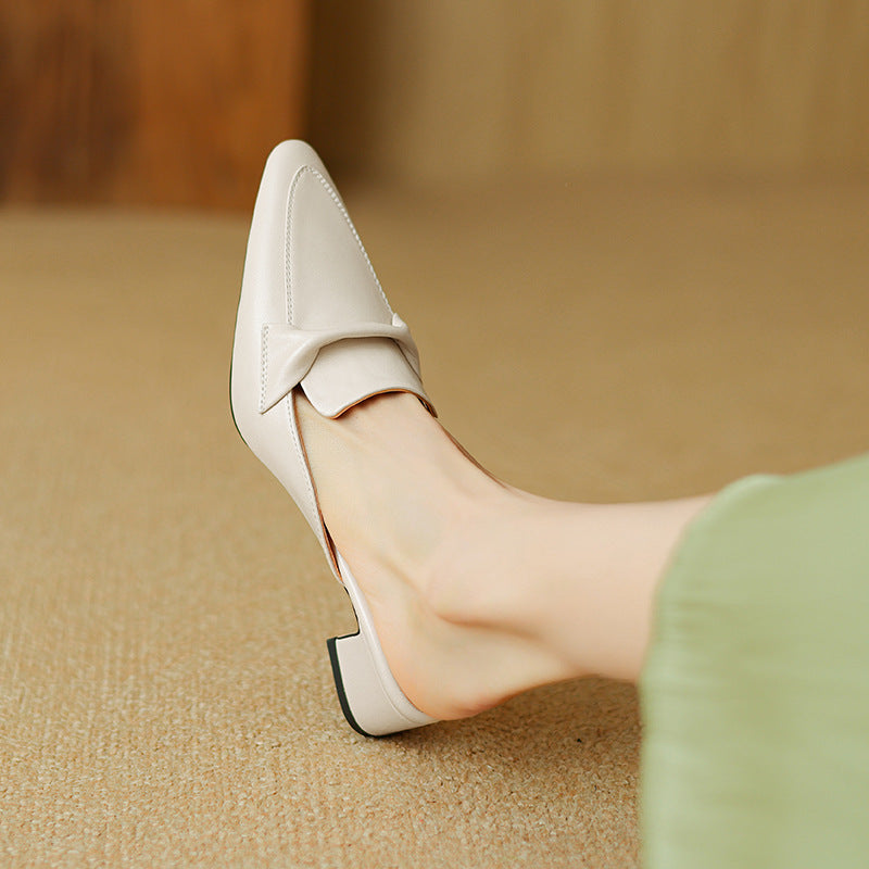 Marloe Spitz zulaufende Leder-Mules" could be rewritten as "Marloe Leder-Mules mit spitz zulaufendem Design.