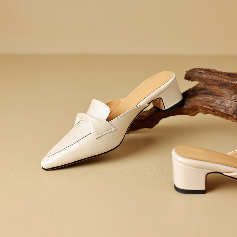 Marloe Spitz zulaufende Leder-Mules" could be rewritten as "Marloe Leder-Mules mit spitz zulaufendem Design.