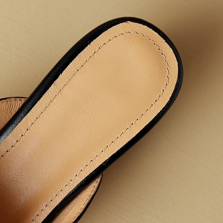 Marloe Spitz zulaufende Leder-Mules" could be rewritten as "Marloe Leder-Mules mit spitz zulaufendem Design.