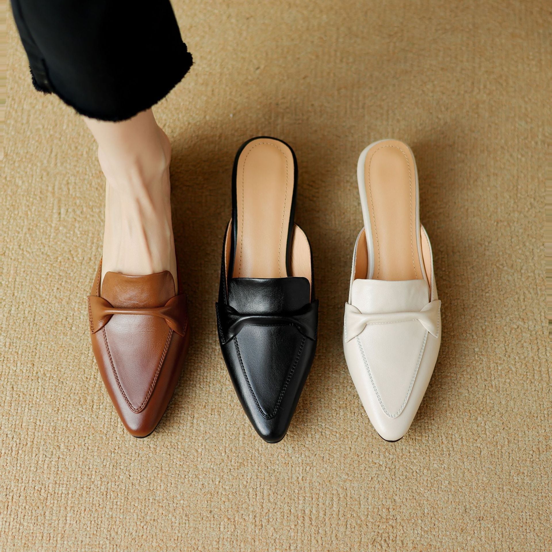 Marloe Spitz zulaufende Leder-Mules" could be rewritten as "Marloe Leder-Mules mit spitz zulaufendem Design.