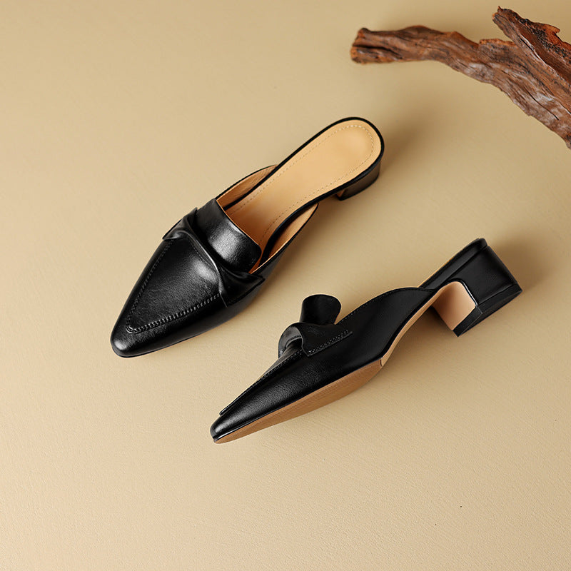 Marloe Spitz zulaufende Leder-Mules" could be rewritten as "Marloe Leder-Mules mit spitz zulaufendem Design.