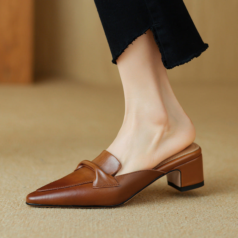 Marloe Spitz zulaufende Leder-Mules" could be rewritten as "Marloe Leder-Mules mit spitz zulaufendem Design.
