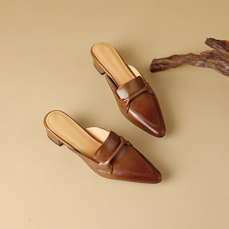 Marloe Spitz zulaufende Leder-Mules" could be rewritten as "Marloe Leder-Mules mit spitz zulaufendem Design.