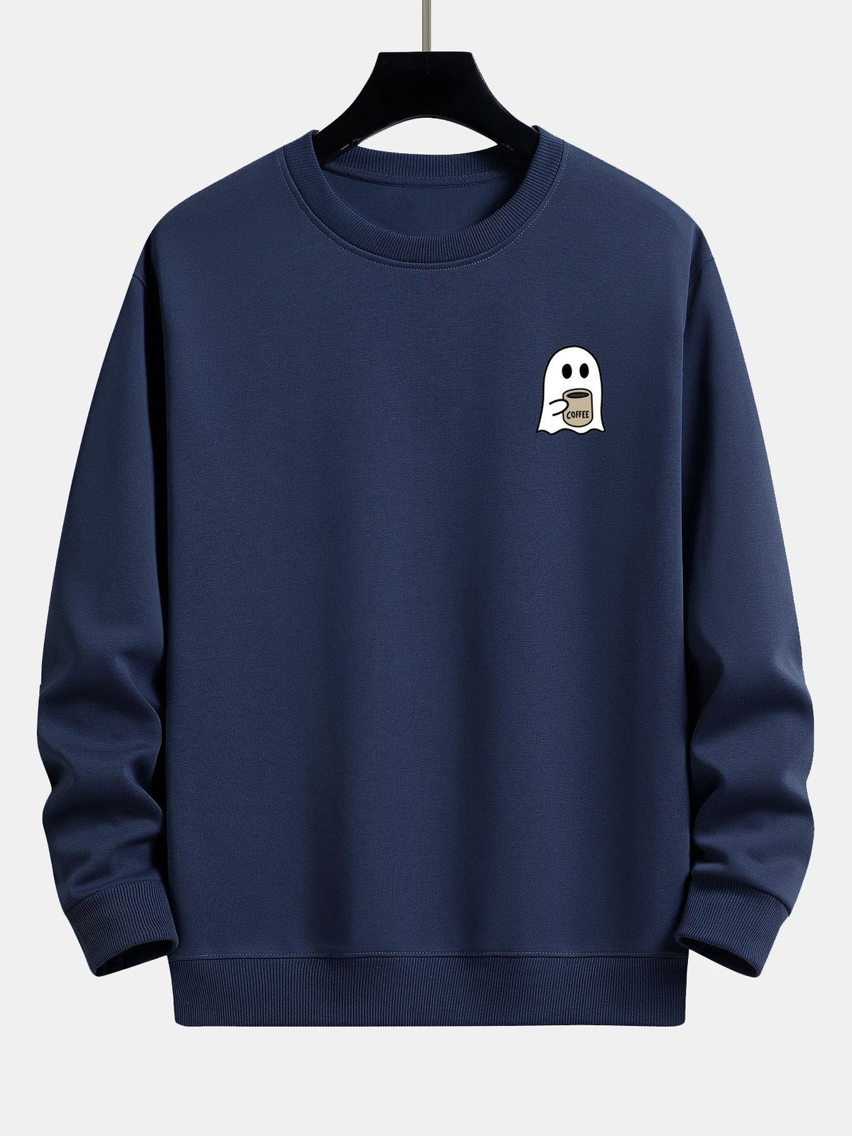 Gemütlicher Sweatshirt mit Geisterdruck beim Kaffeetrinken
