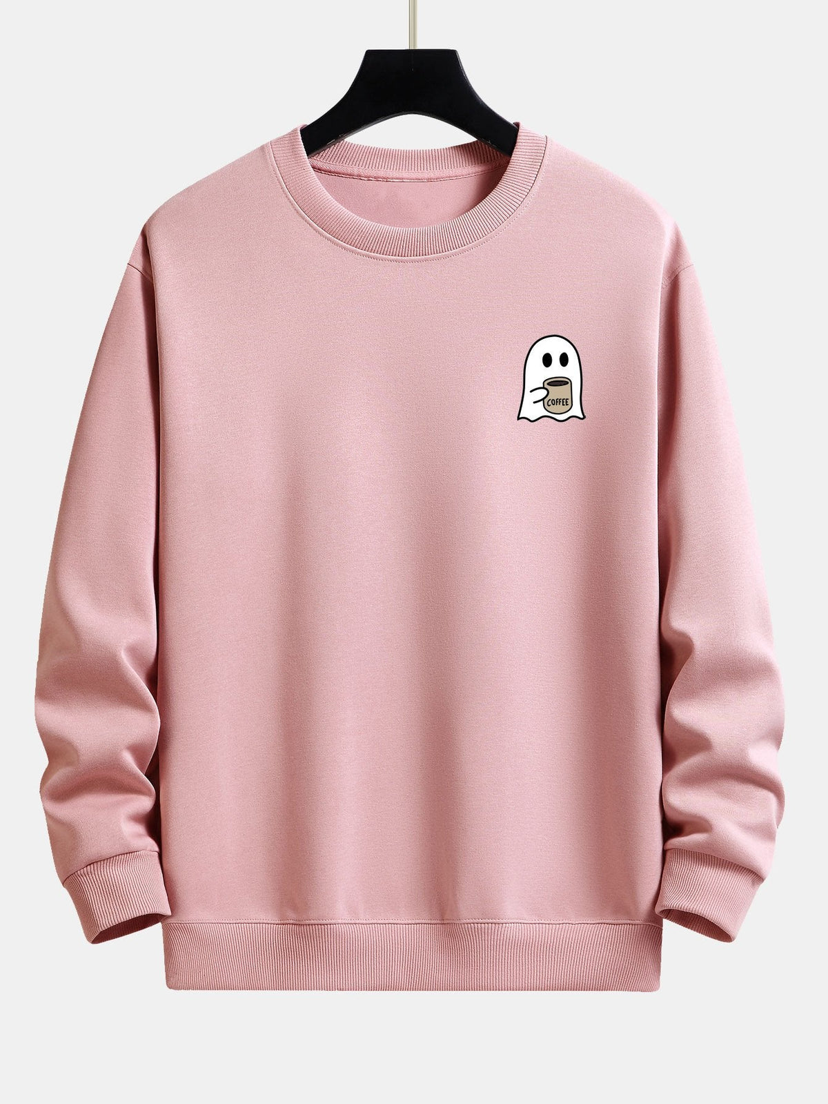 Gemütlicher Sweatshirt mit Geisterdruck beim Kaffeetrinken