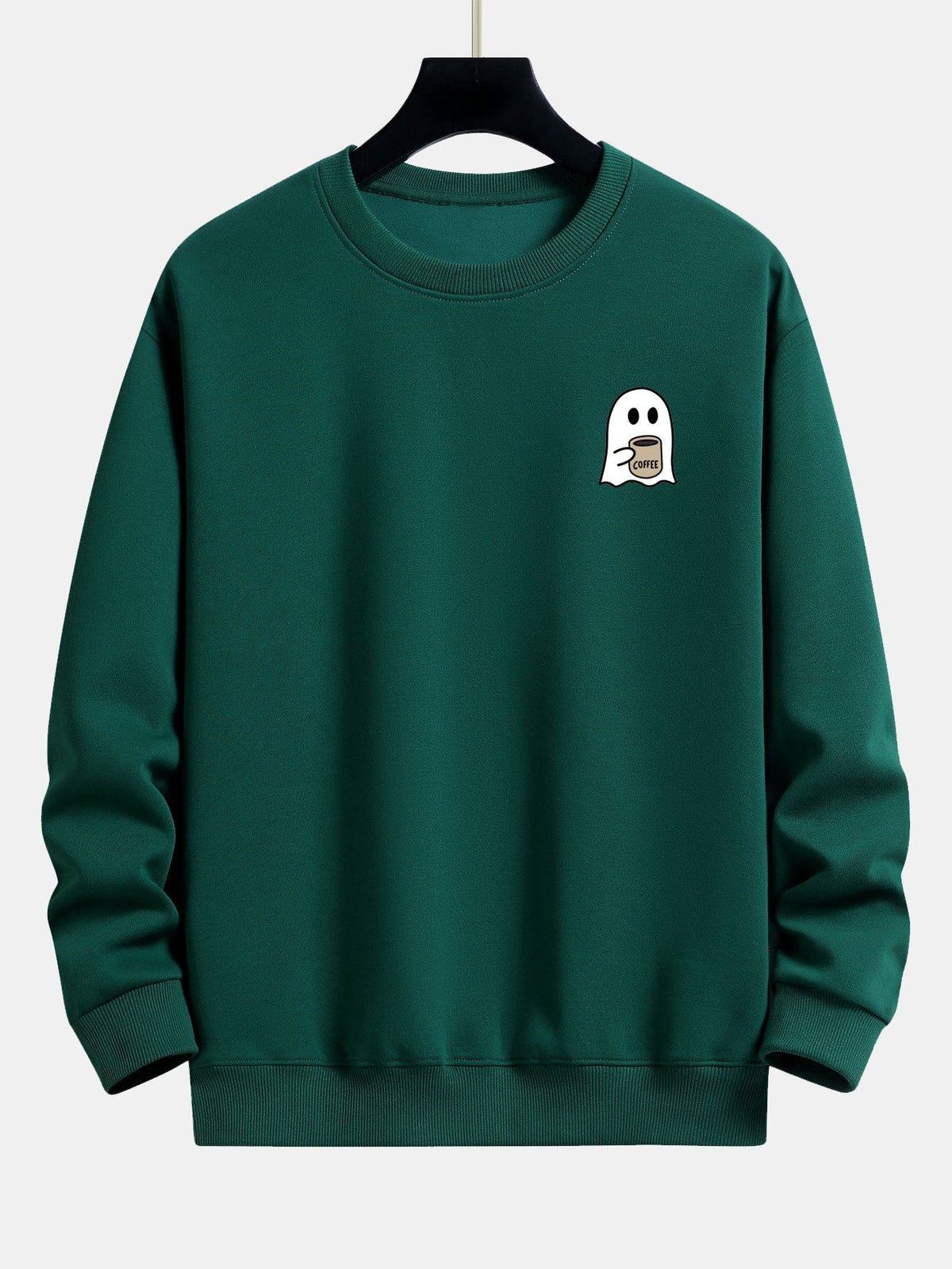 Gemütlicher Sweatshirt mit Geisterdruck beim Kaffeetrinken