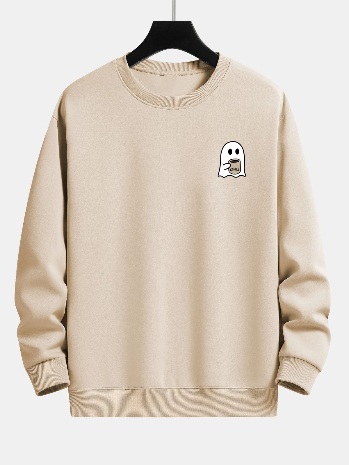 Gemütlicher Sweatshirt mit Geisterdruck beim Kaffeetrinken