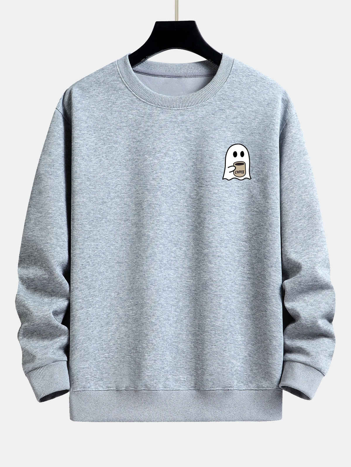Gemütlicher Sweatshirt mit Geisterdruck beim Kaffeetrinken