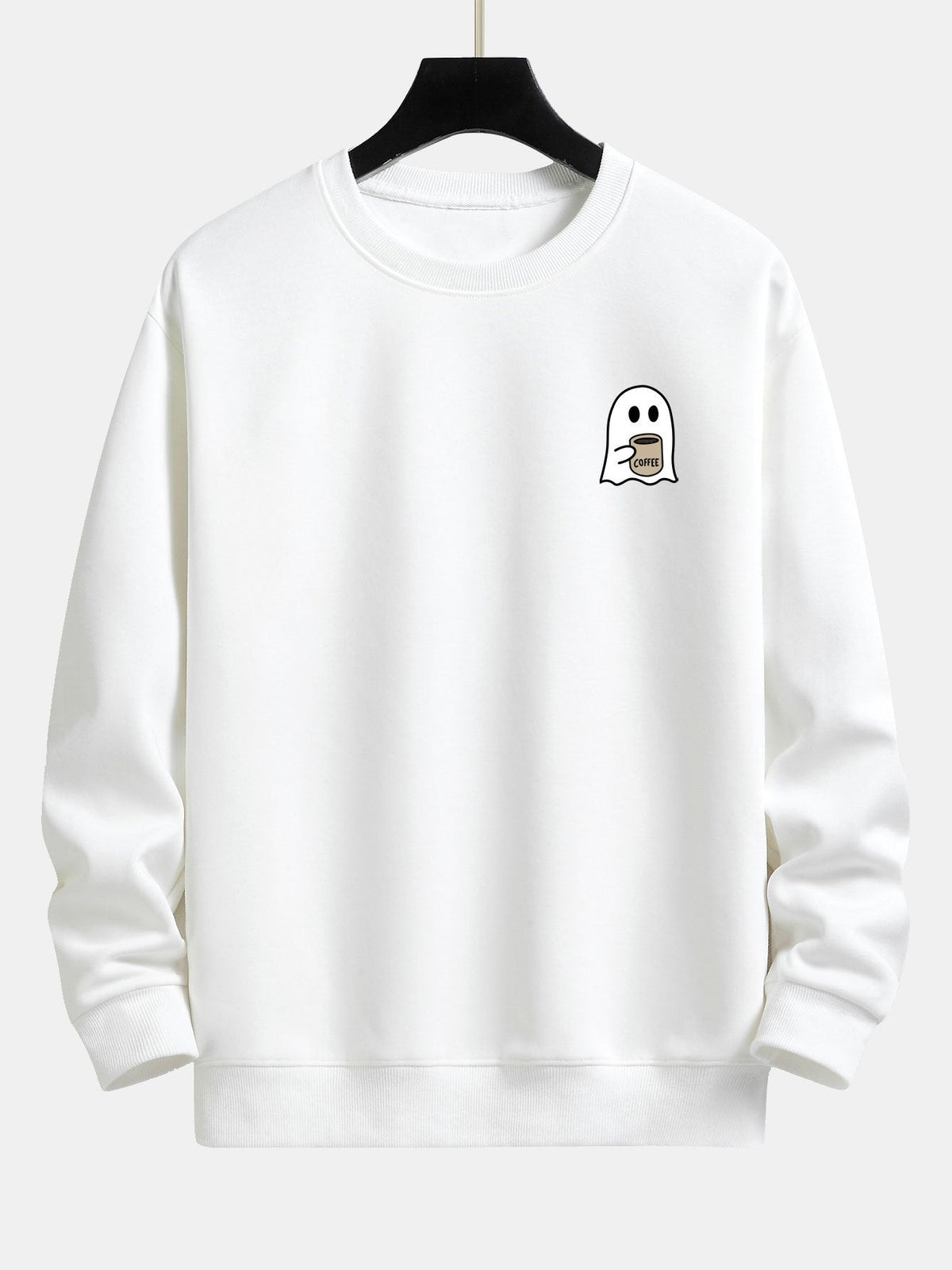 Gemütlicher Sweatshirt mit Geisterdruck beim Kaffeetrinken