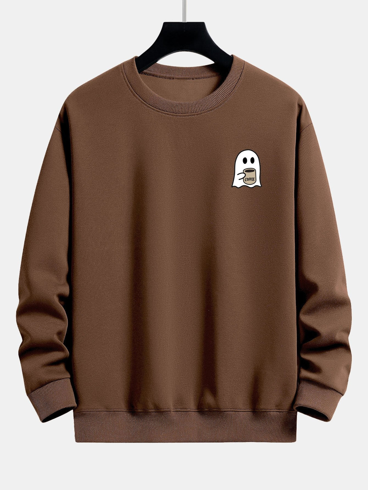 Gemütlicher Sweatshirt mit Geisterdruck beim Kaffeetrinken