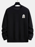 Gemütlicher Sweatshirt mit Geisterdruck beim Kaffeetrinken