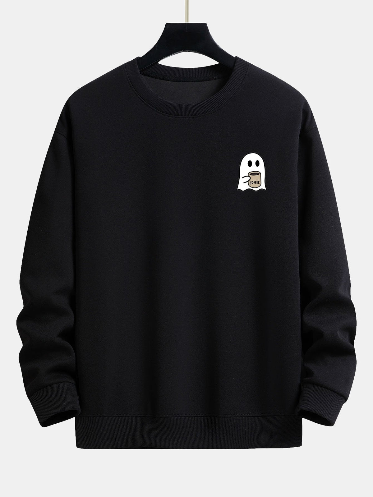 Gemütlicher Sweatshirt mit Geisterdruck beim Kaffeetrinken