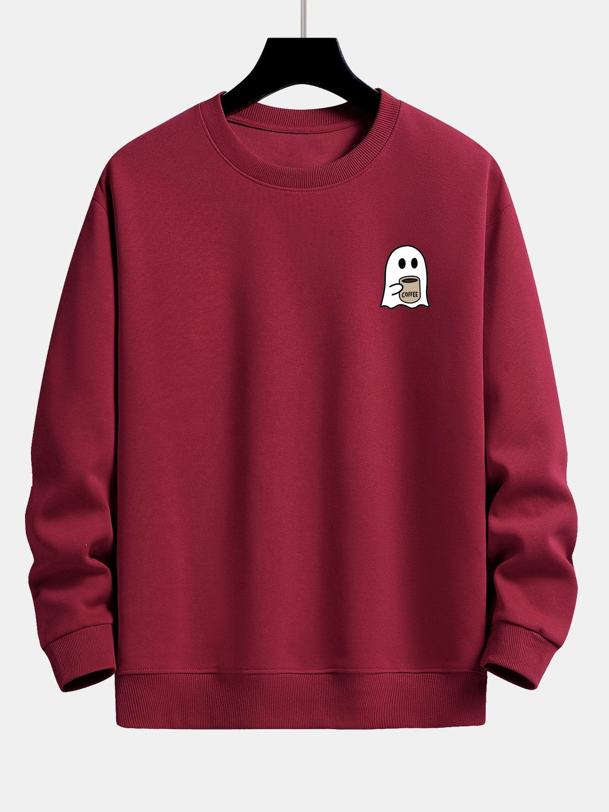 Gemütlicher Sweatshirt mit Geisterdruck beim Kaffeetrinken