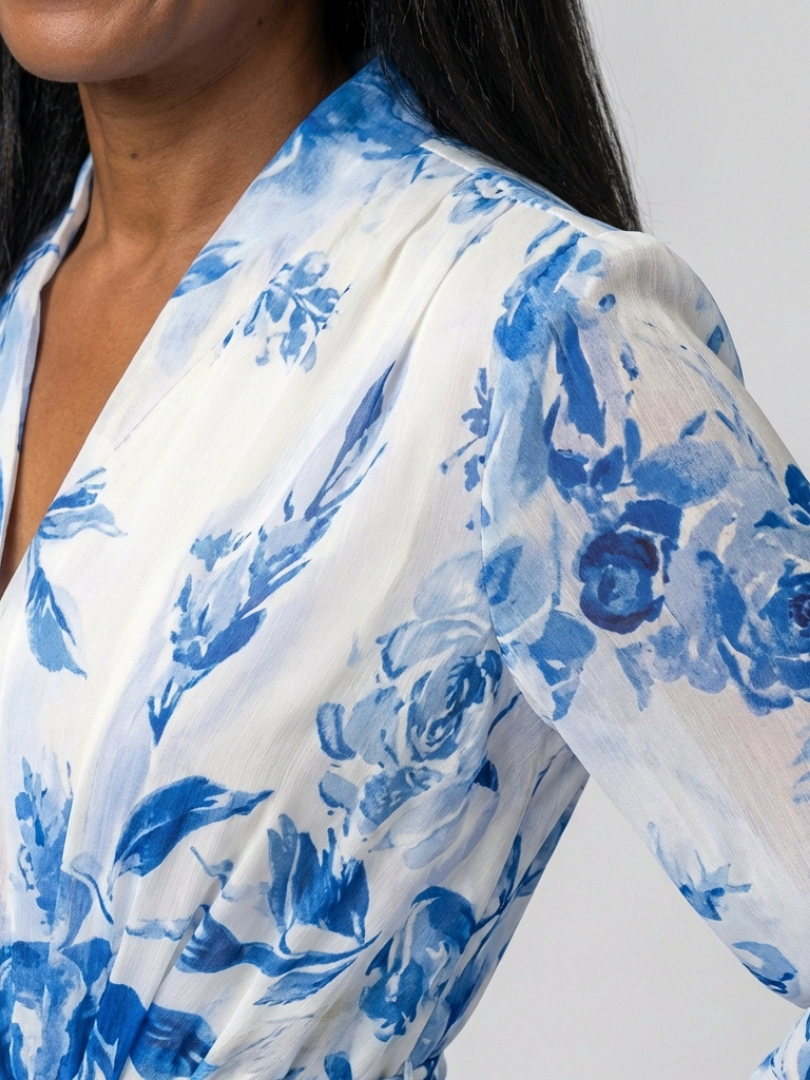 "Lillian | Florales Maxikleid mit langen Ärmeln" can be rewritten as "Lillian | Langärmliges Maxikleid mit floralem Design".