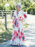 "Lillian | Florales Maxikleid mit langen Ärmeln" can be rewritten as "Lillian | Langärmliges Maxikleid mit floralem Design".